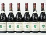 six bouteilles de vin sont alignées sur une table