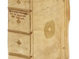 un vieux livre posé sur une table en bois