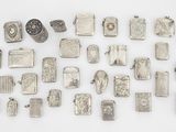 un assortiment d'objets en argent sur un fond blanc