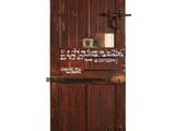 une vieille porte en bois sur laquelle est inscrit quelque chose sur le côté