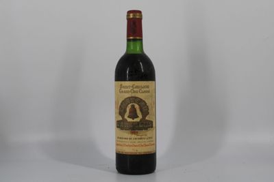 l'image d'une bouteille de vin posée sur une table