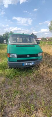 une camionnette verte garée dans l'herbe