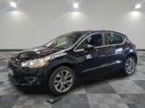 une voiture noire est garée sur le sol en damier d'un garage