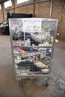 un chariot en métal sur lequel sont posées de nombreuses paires de chaussures