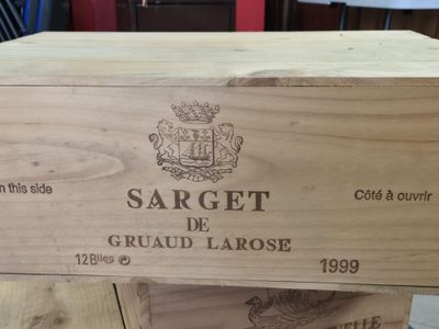 une caisse en bois contenant du vin