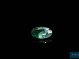 une tourmaline verte sur fond noir