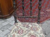 une chaise posée à même le sol devant un tapis