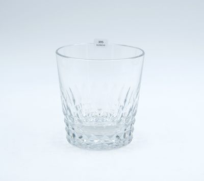 le verre est vide, posé sur une surface blanche, et il n'y a personne à l'intérieur