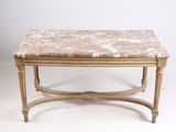 une photo d'une table basse au plateau en marbre sur fond blanc