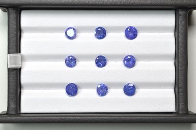Un lot de tanzanites facettées rondes d'un poids total de 11…