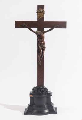 une image représentant une croix en bois sur laquelle est fixé un crucifix
