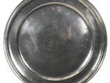un plateau d'argent antique sur un support sur fond blanc
