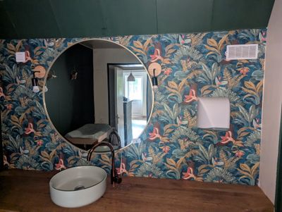 TABLE à langer, miroir rond (diamètre 90cm) et sèche-mains é…