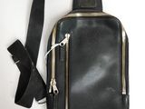 sac à bandoulière en cuir noir avec fermetures éclair et bandoulière à fermeture éclair