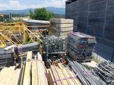 beaucoup de matériaux de construction qui traînent par terre