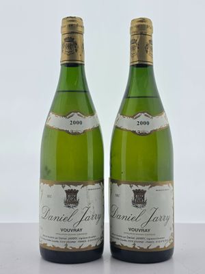 deux bouteilles de vin posées sur une table l'une à côté de l'autre