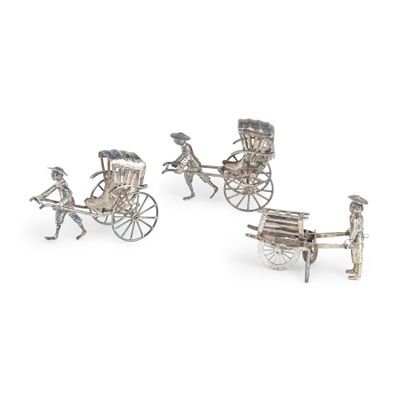 trois figurines en métal représentant une calèche et un carrosse
