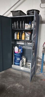 une photo d'un garage avec une grande armoire métallique