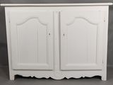 une photo d'une armoire blanche surmontée d'un miroir