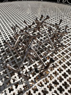 beaucoup de vis qui traînent sur une table