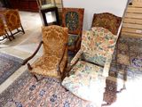 quatre chaises placées au milieu d'une pièce