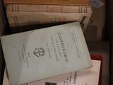 plusieurs livres sont empilés dans une boîte