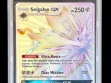 gros plan d'une carte pokemon dans un étui en plastique