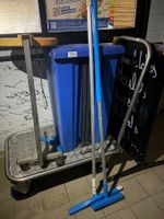 Un chariot à bras. On y joint deux poubelles et un panneau d…