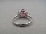 Gros plan sur une bague ornée d'une pierre rose