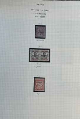 quatre timbres différents sur une feuille de papier posée sur une table
