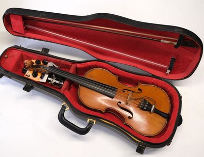un violon dans un étui avec un archet à l'intérieur