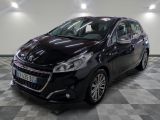 la voiture noire est garée sur un sol en damier dans le garage