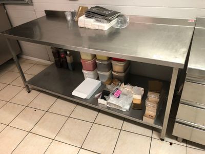 Table en inox avec dosseret et plateau d'entrejambe, longueu… - Photo 1