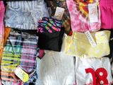 de nombreux types de sous-vêtements différents posés sur un lit