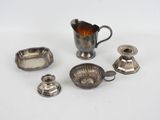 un assortiment d'objets en argent, comprenant notamment une cruche, un bougeoir et d'autres objets