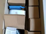 une boîte en carton contenant un certain nombre d'objets