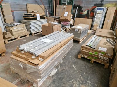 beaucoup de cartons et de palettes dans un entrepôt