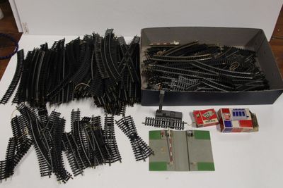 une boîte de rails de train et une boîte de bonbons posées sur une table