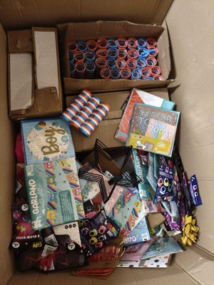 une boîte en carton remplie d'une multitude d'objets divers