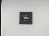 une photo d'un panneau en noir et blanc accroché au mur