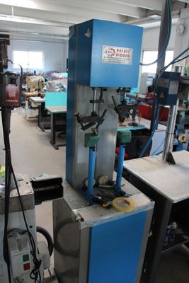 1 machine à presser les talons R.