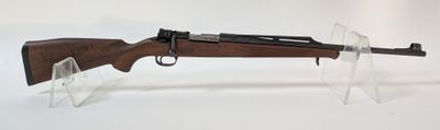 le fusil est exposé sur la table dans un présentoir en verre transparent