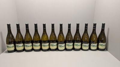 six bouteilles de vin sont alignées sur une étagère
