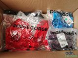 trois paires de sous-vêtements rouges, bleus et noirs dans une boîte