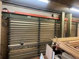 une photo d'une pièce remplie de nombreuses planches de bois