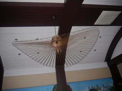 un ventilateur de plafond suspendu au plafond d'une pièce