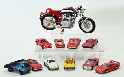 11 véhicules échelles diverses, en l'état à dépoussiérer :