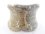 gros plan d'une bague en diamant sur une surface blanche