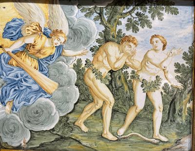 une peinture sur le mur d'un immeuble représentant des anges et des démons