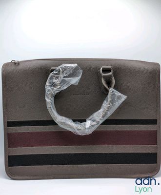 an image of a purse with a plastic handle